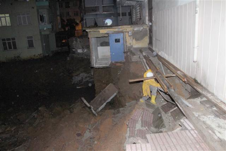 İstanbul'da kabus gecesi ! Bir binanın merdiveni çöktü - Resim : 2