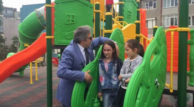 Bandırma Belediyesi Belediye Başkanı Dursun Mirza'dan çocuklara hediye - Resim : 1