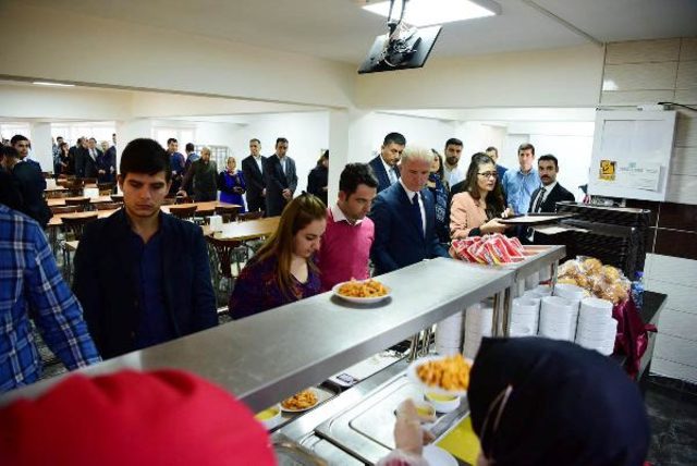 Gaziantep Valisi Sıraya girip yemek yedi - Resim : 1