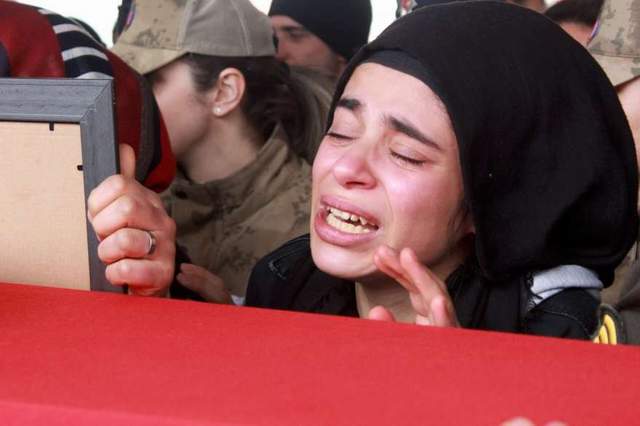 Şehit cenazesinde gözyaşları sel oldu: ''Allah belanı versin Esad!'' - Resim : 4