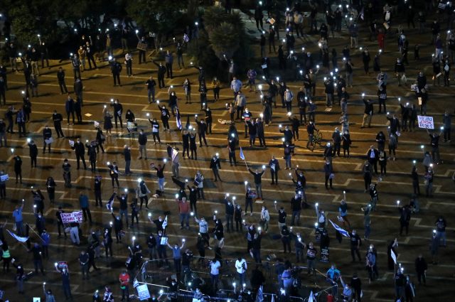 İsrail'de sosyal mesafeli eylem! Binlerce kişi Netanyahu'yu protesto etti - Resim : 1