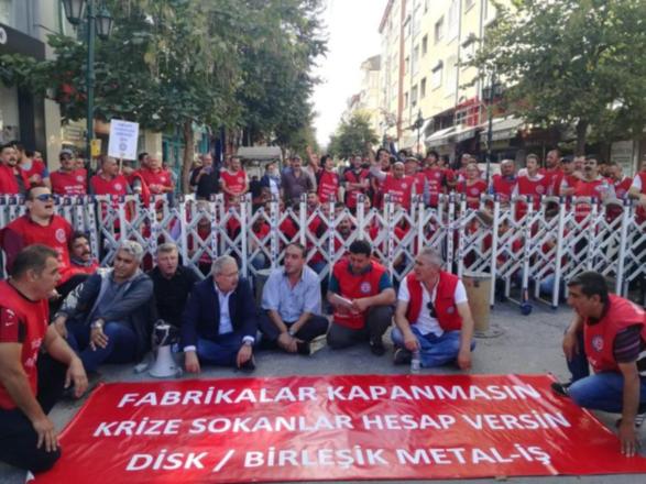İşçiler AK Parti il binasına yürümek istedi: Polis durdurdu - Resim : 1
