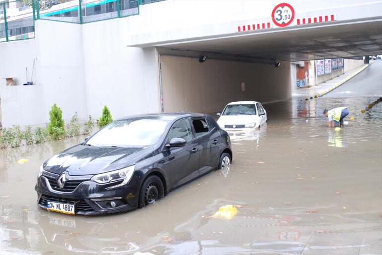 İstanbul'da sağanak: Yollar göle döndü, metrobüs alt geçidini su bastı - Resim : 3
