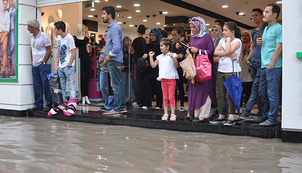 Vatandaşlar mağazalarda mahsur kaldı - Resim : 1