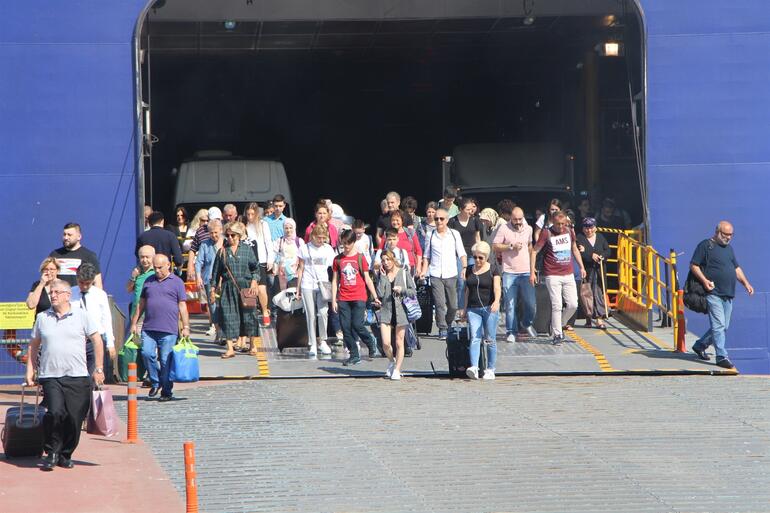 Yola çıkacaklar dikkat ! Trafik durma noktasında! - Resim : 1