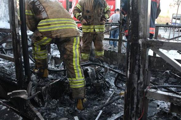 İstanbul'da halk otobüsü yanarak küle döndü - Resim : 3