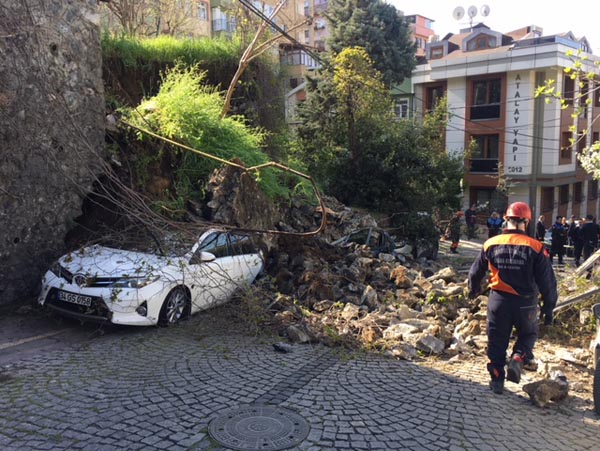 İstanbul'da istinat duvarı çöktü, araçlar altında kladı - Resim : 1