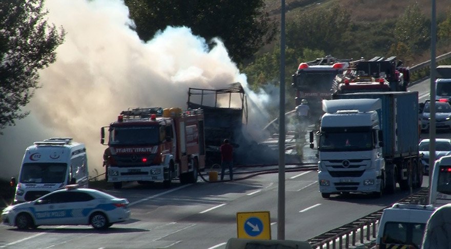 TEM'de araç yangını: Trafik kilit oldu ! - Resim : 1