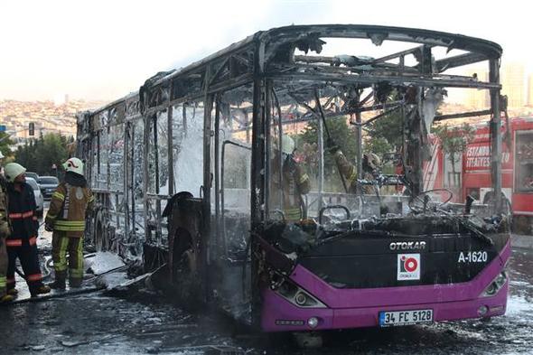 İstanbul'da halk otobüsü yanarak küle döndü - Resim : 2