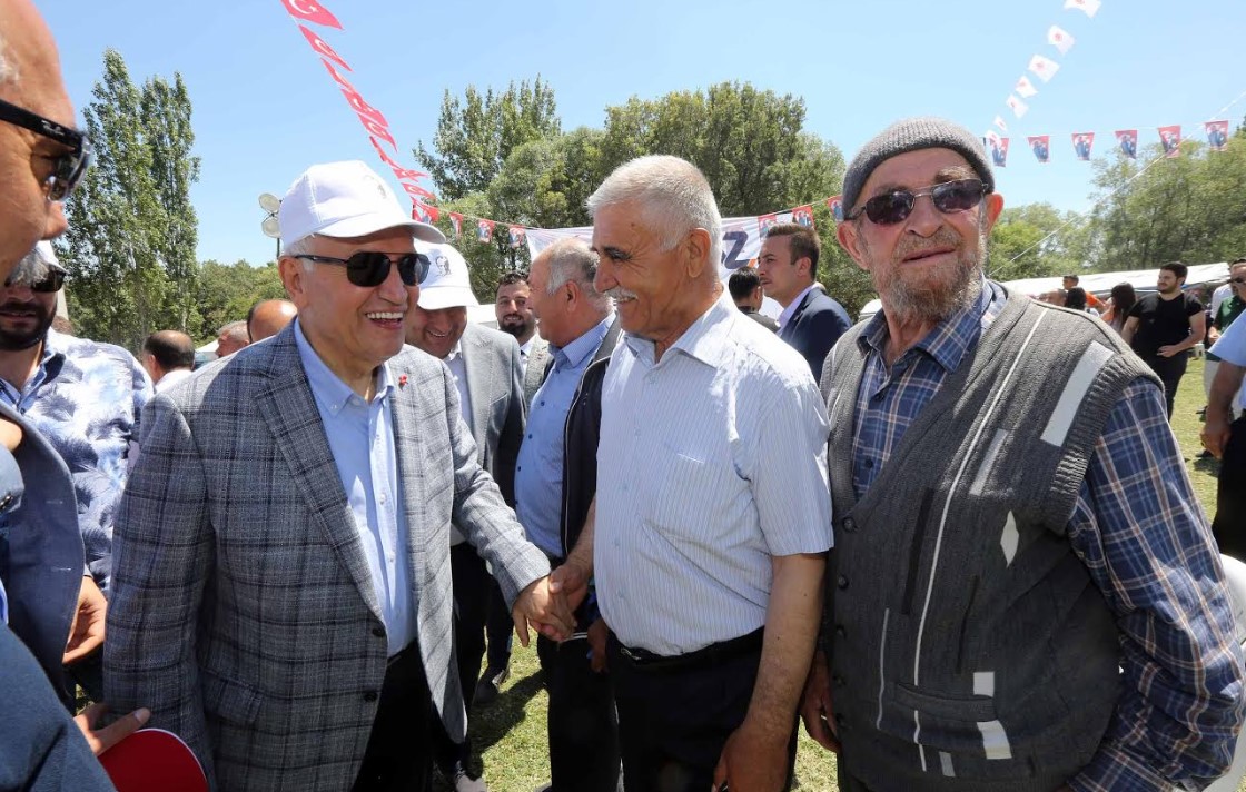 Başkan Yaşar, Elmadağlıların tiridine bandı - Resim : 2