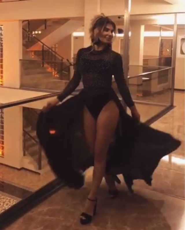 Hatice transparan elbisesiyle olay oldu - Resim : 1