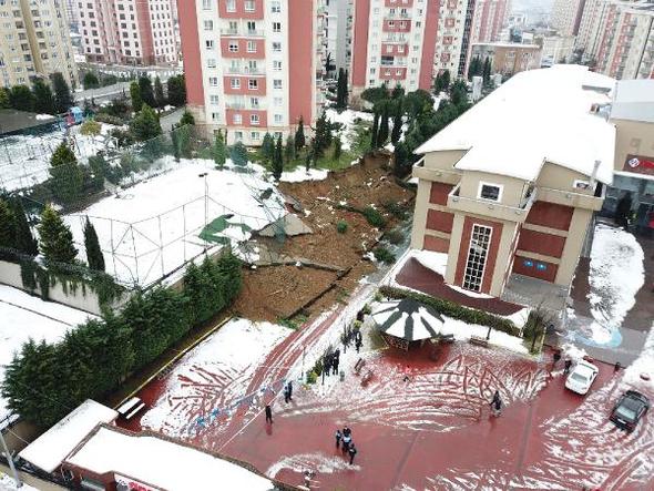Başakşehir'de okulun istinat duvarı çöktü - Resim : 1