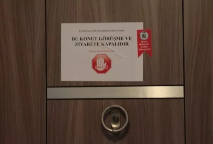 Balıkesir'de pozitif vakaların bulunduğu evlere uyarı yazısı! - Resim : 1