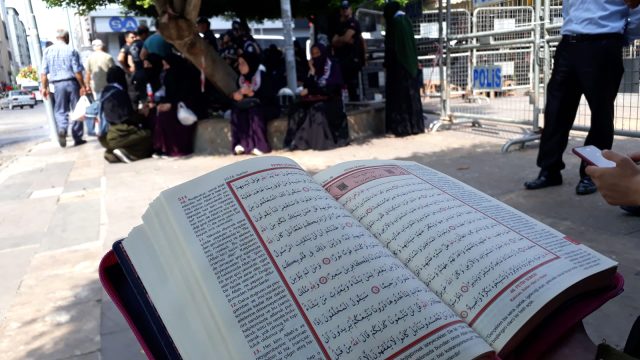 Adliye önünde Alparslan Kuytul için Kur-an okudular - Resim : 3