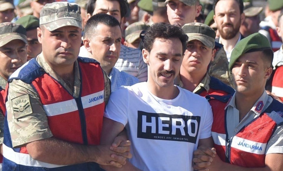 ''Hero'' tişörtü giyen 2 kişi gözaltına alındı - Resim : 1