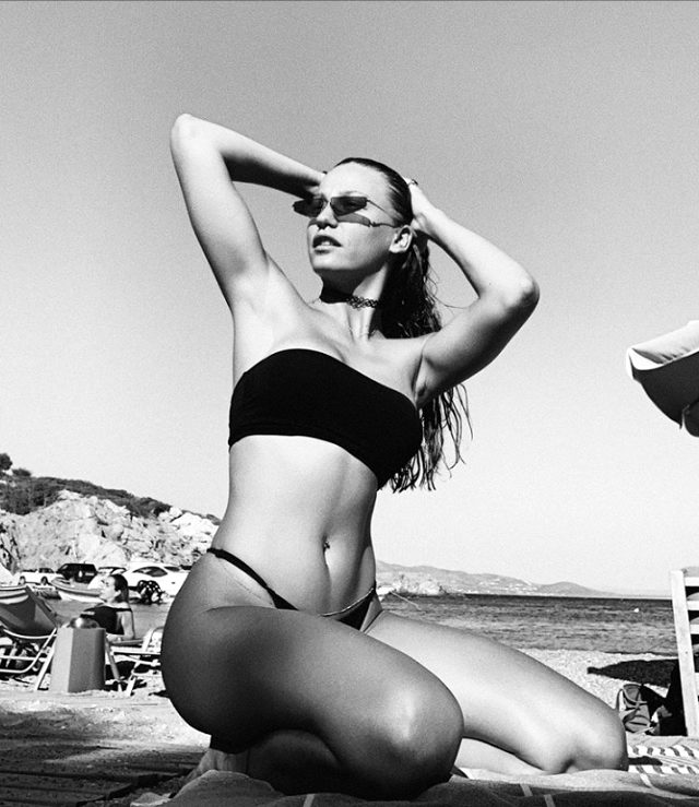 Serenay Sarıkaya'dan bikinili poz - Resim : 1