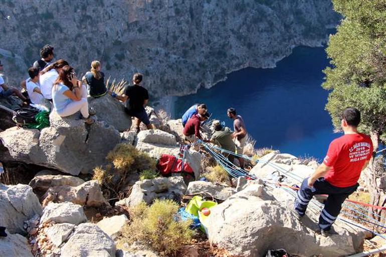 Korkunç olay ! Uçurumdan atladı ve... - Resim : 1