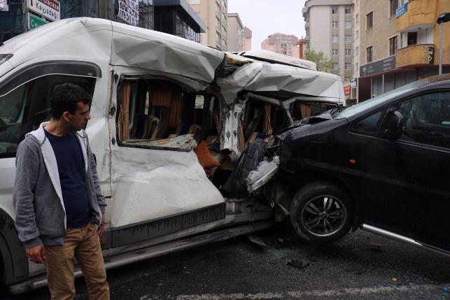 Ataşehir'de minibüs servis aracına böyle çarptı - Resim : 1