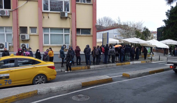 İstanbul'da hastane önünde koronavirüs testi kuyruğu - Resim : 1