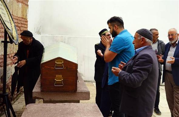 5 kişilik aile tek tabutta bebek mezarında defnedildi - Resim : 1