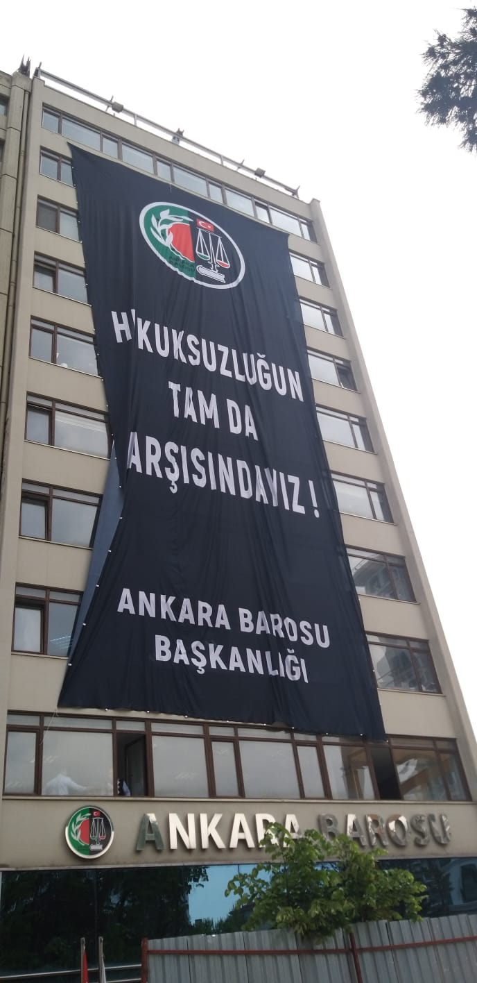 Ankara Barosu'ndan YSK'ya pankartla mesaj - Resim : 1
