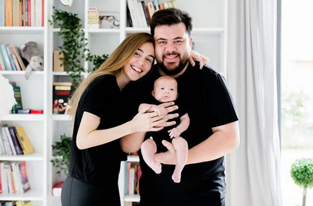 Eser Yenenler eşi ve bebeğiyle fotoğraf paylaştı - Resim : 1