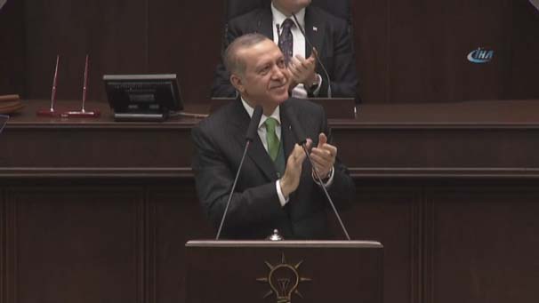 Erdoğan konuşmasını kesip onu dinledi - Resim : 1