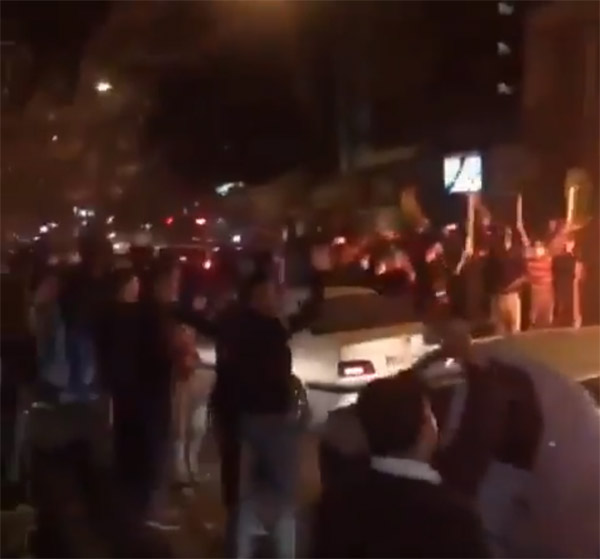İran'da tansiyon yine yükseldi ! Sokaklar alev alev - Resim : 2
