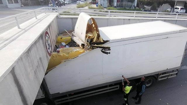 Antalya'da kamyon, alt geçit girişince sıkıştı - Resim : 1