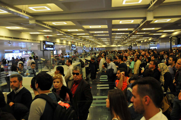 Atatürk Havalimanı'nda yüzlerce metrelik kuyruk - Resim : 1
