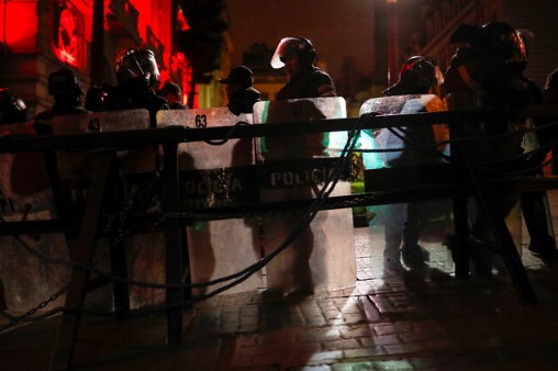 Halkı darbeye karşı sokağa çağırdı - Resim : 1