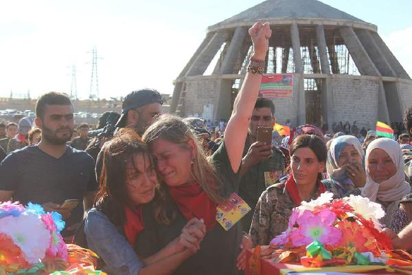 Kırmızı fularlı teröristin cenazesini PKK kaldırdı - Resim : 2
