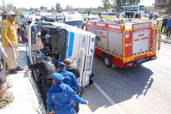 Mersin'de minibüs devrildi: Çok sayıda ölü ve yaralı var - Resim : 1