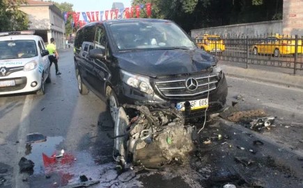 Beşiktaş'ta otomobil takla attı motoru fırladı ! - Resim : 1