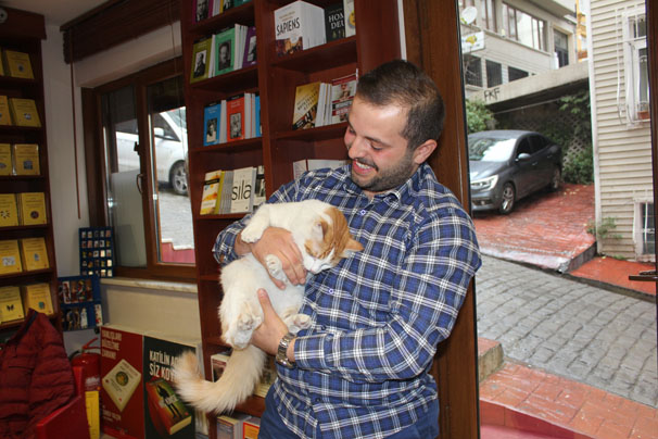 Elbab'da bulduğu kedi ''Barış''ı ilk kez ziyaret etti - Resim : 3
