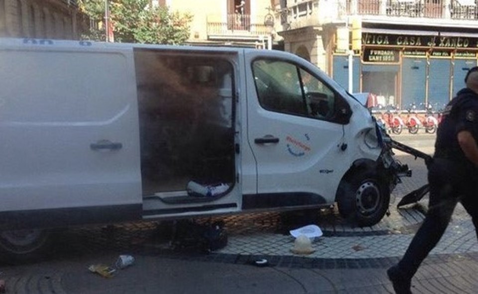 Barcelona'da minibüs kalabalığın arasına daldı: 13 ölü, 100 yaralı - Resim : 3