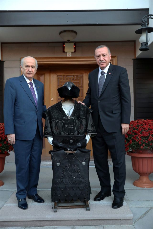 Bahçeli'nin Erdoğan'a hediye ettiği Hakan kaftanının sırrı - Resim : 1