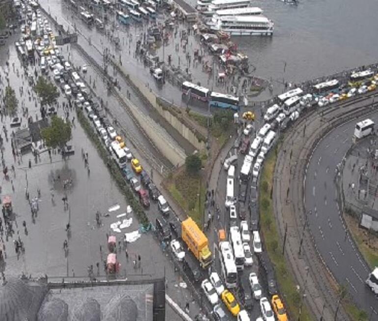 İstanbul'daki sağanak yağış kabusundan acı haber: Bir kişi ölü bulundu - Resim : 7