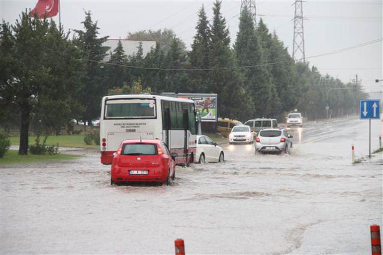 Sağanak yağış Marmara'yı olumsuz etkiledi - Resim : 4