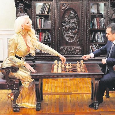 Jelena Karleusa Dışişleri bakanıyla satranç oynadı ! - Resim : 1