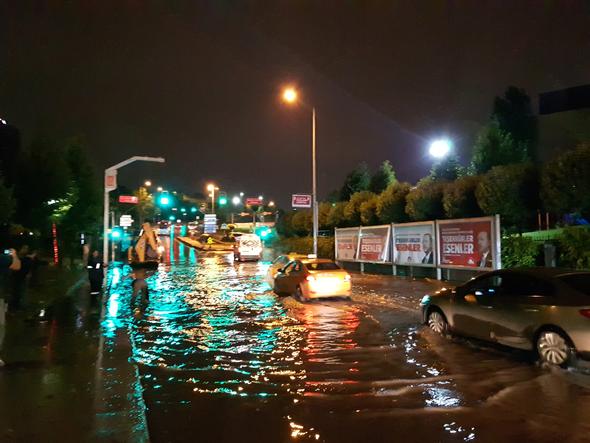 İstanbul'da fırtına, sağanak ve dolu yağışı etkili oldu - Resim : 4