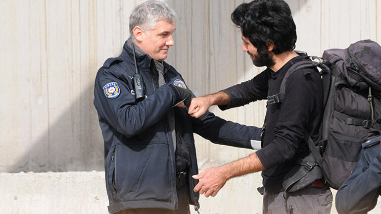 İntihardan vazgeçti polisle yumruk selamı yaptı ! - Resim : 1