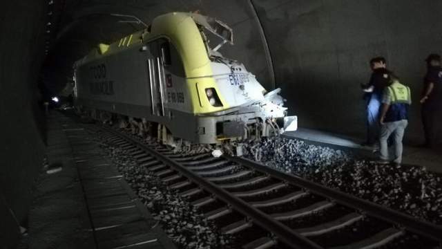 YHT hattında feci kaza: Tren raydan çıktı: 2 ölü - Resim : 1