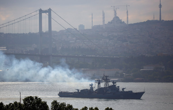 Rus savaş gemisi İstanbul Boğazı'ndan geçti - Resim : 2
