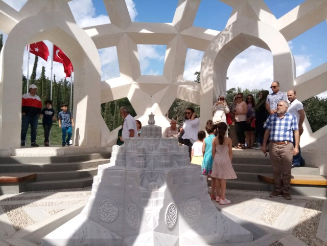 Vatandaşlar Şehitler Anıtı'na akın ediyor - Resim : 1