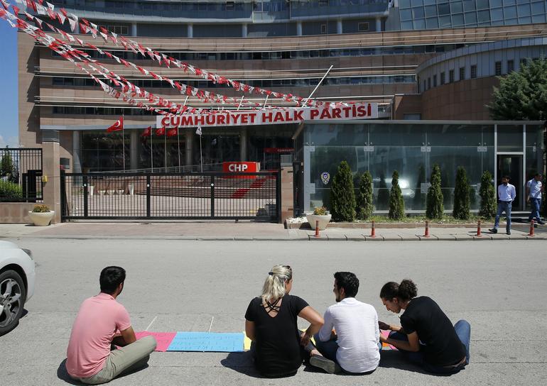CHP önündeki eyleme katılım artıyor ! - Resim : 3