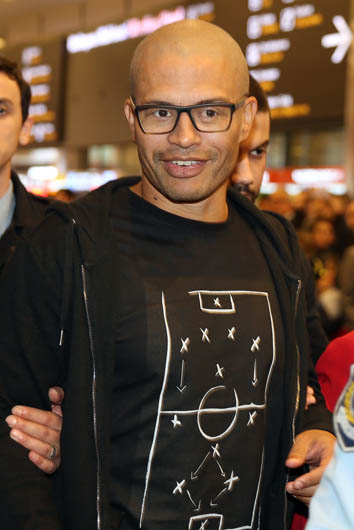 Alex de Souza'dan dikkat çeken tişört ! - Resim : 1