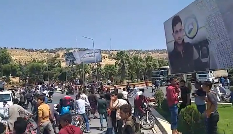 Suriyeliler sınırda ''Hain Türkiye'' diye slogan attılar ! - Resim : 1