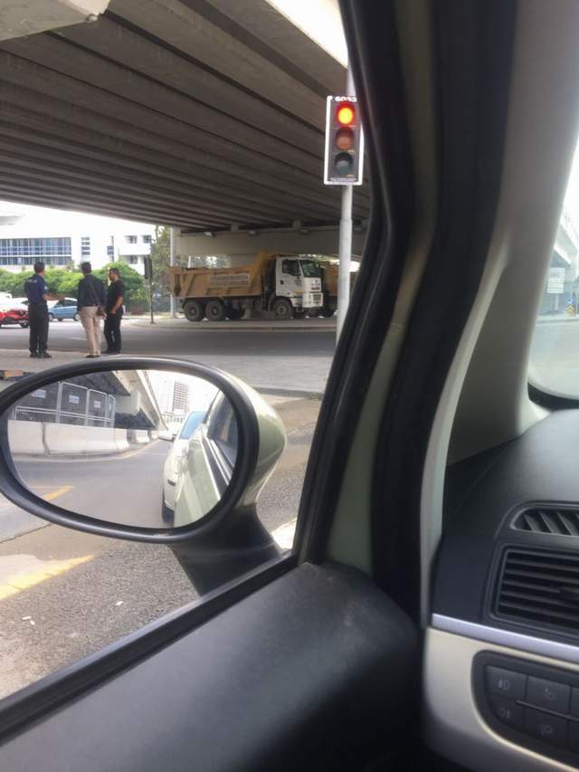 Kamyonlar ve tomalar Cumhurbaşkanlığı Sarayı'nın ve YSK'nın önünde - Resim : 1