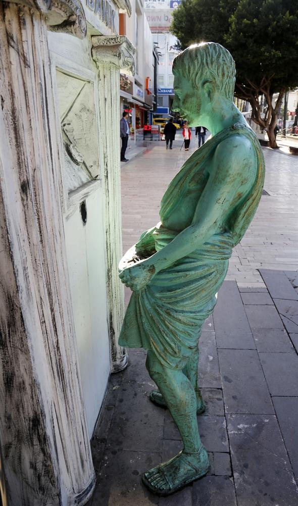 Antalya'daki heykellere zarar verdiler - Resim : 2